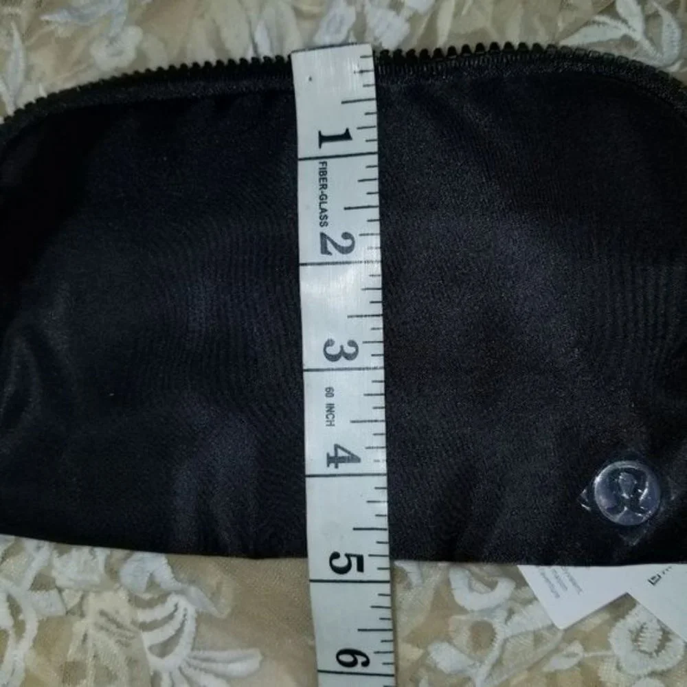 Lululemon Everywhere Belt Bag 1L Original Strap Black Nwt - Picture 3 of 14
